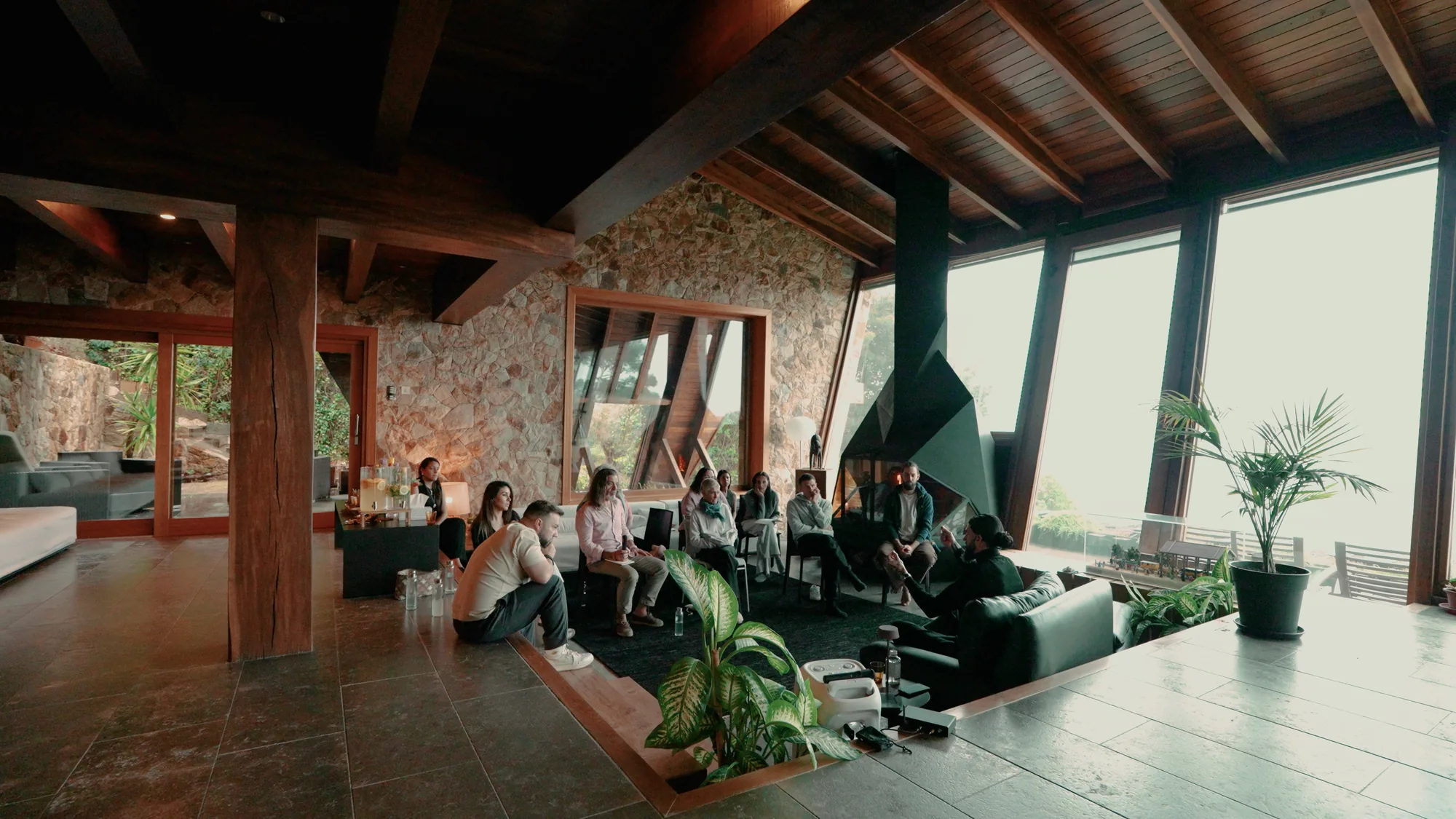 Salón de la villa con el grupo